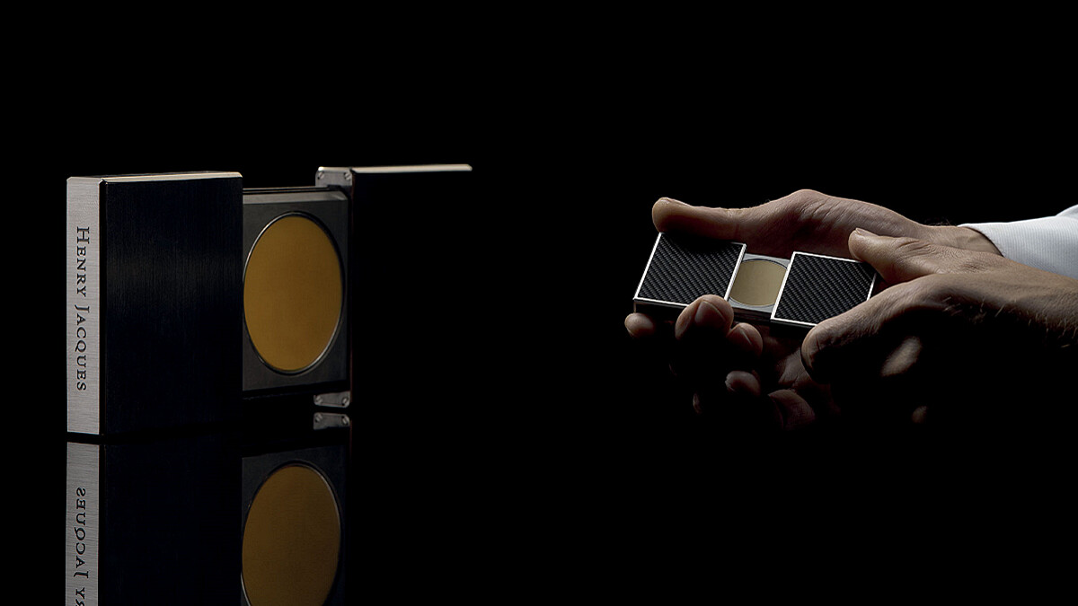 優雅神秘的CLIC-CLAC固體香水重塑魅力新標，鐫刻著無與倫比的製香工藝，打造出令人嚮往的貼身幸運符。