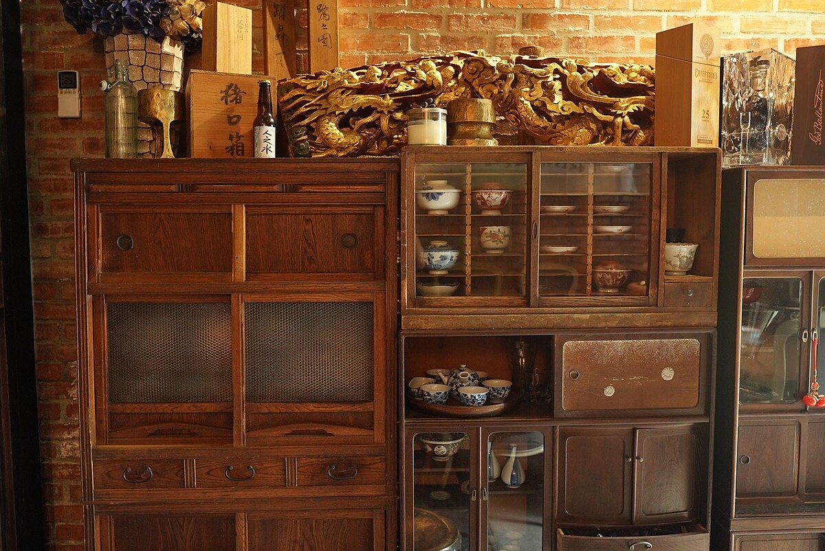 以店主收藏古董妝點室內空間。