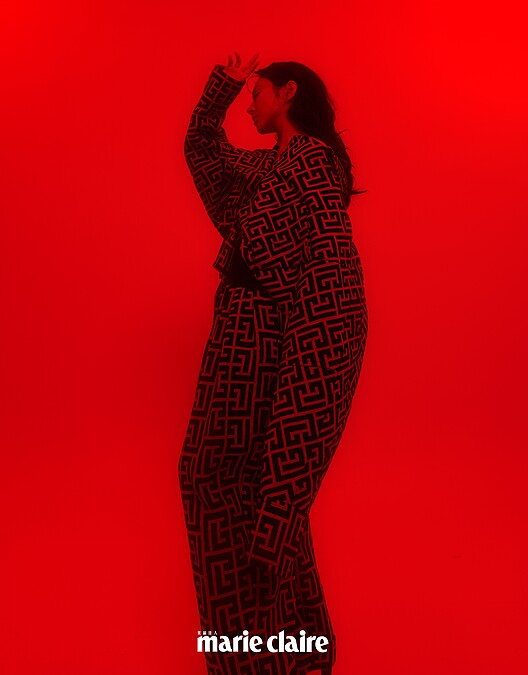 Logo 圖紋短外套、長褲，both by Balmain。