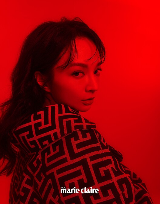 Logo 圖紋短外套、長褲，both by Balmain。