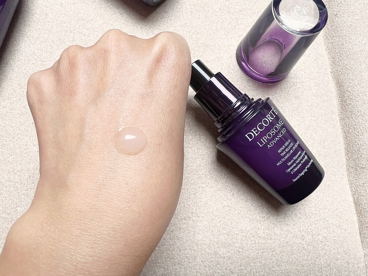 黛珂超微導全能修護精粹採用水潤的無油配方，擦起來有豐潤的保濕感，卻不會感到黏膩，一滴就有一兆個的超微導美肌晶球。