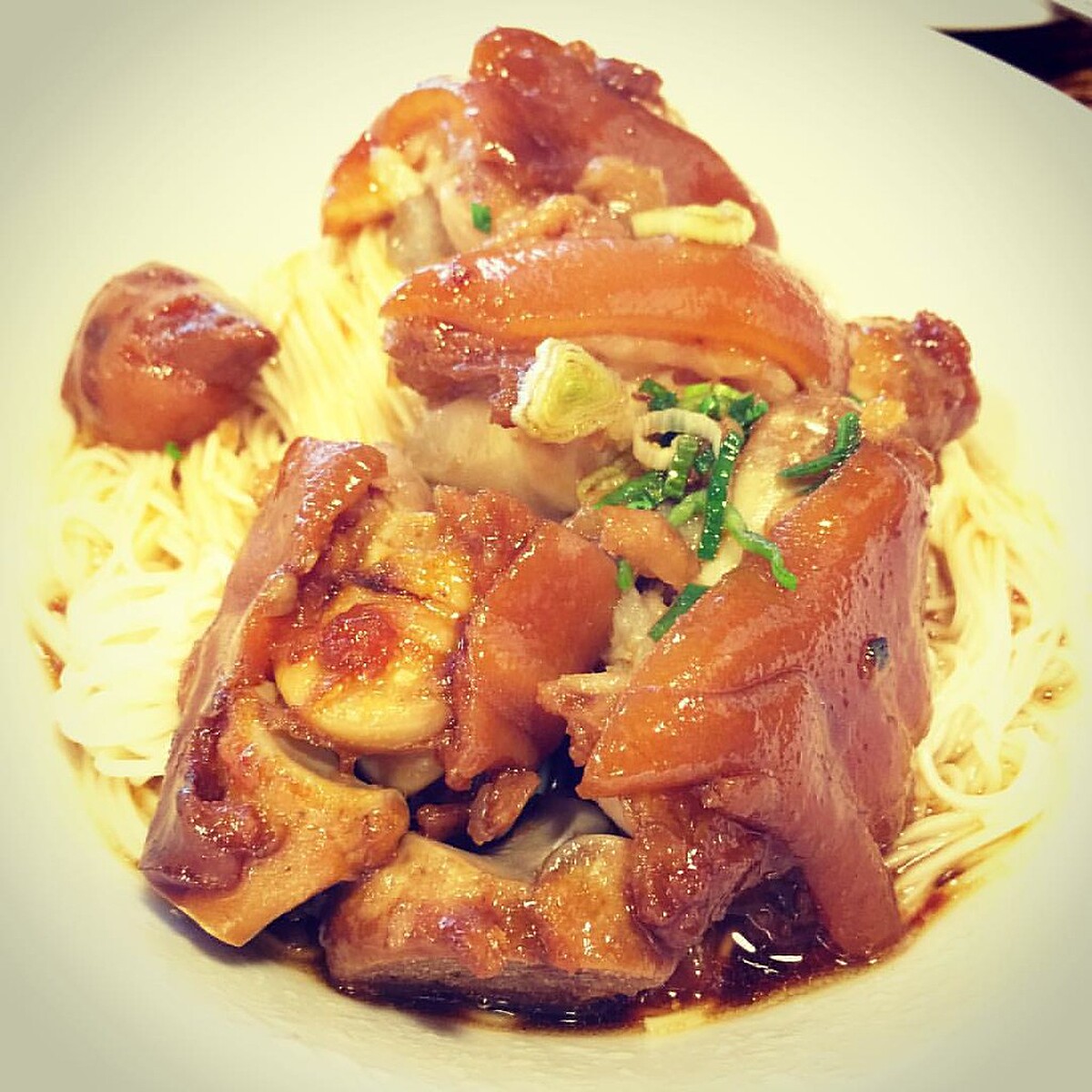 ▲冬至可以豬腳麵線孝親。（圖 / 翻攝自Flickr作者Philip Lai）