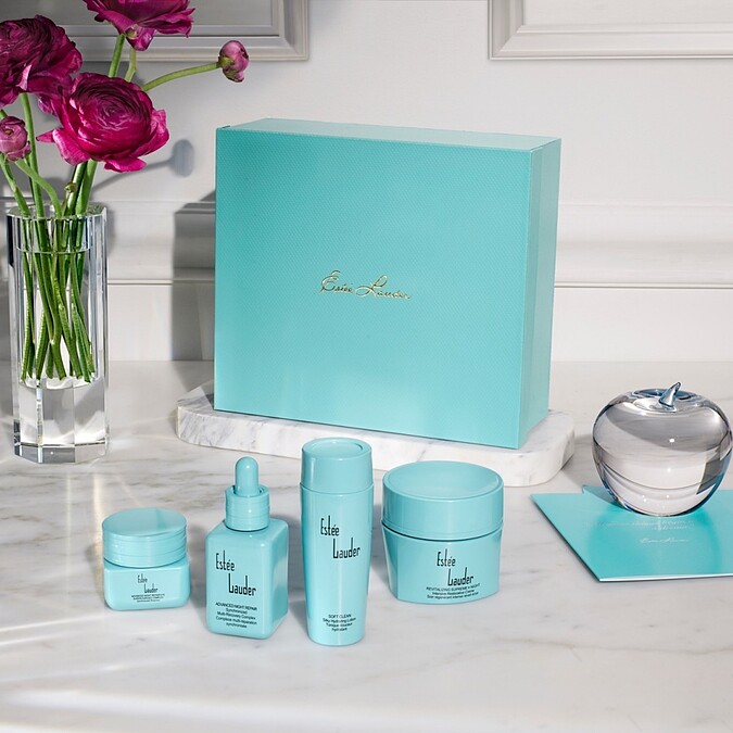 雅詩蘭黛75週年經典蒐藏組(特潤超導全方位修護露30ml、特潤眼部超能量修護霜15ml、年輕肌密無敵晚霜50ml、柔絲煥采化妝水50ml)，NT3,950