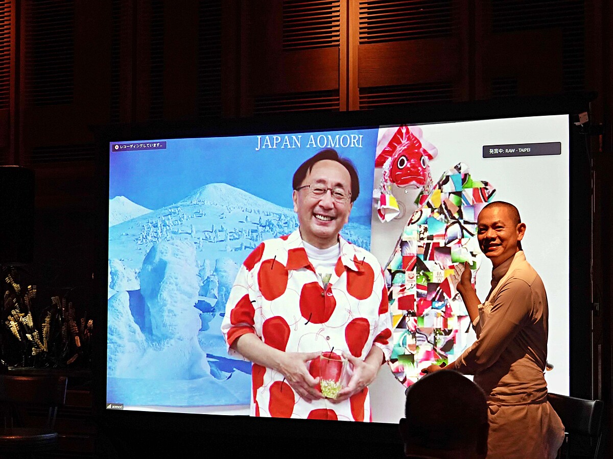 青森縣知事三村申吾與RAW主廚江振誠隔空合影，笑開懷。