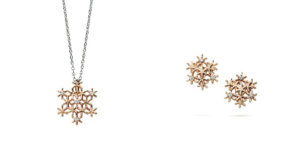MIKIMOTO 粉紅金雪花造型鑽石墜鍊，NT38,000、MIKIMOTO 粉紅金雪花造型鑽石耳環，NT45,000。