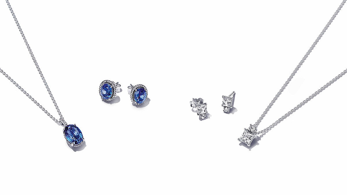 湛藍寶石項鏈耳環套組NT5,980 (原價NT7,360)、璀璨寶石項鏈耳環套組NT3,980 (原價NT5,360)。