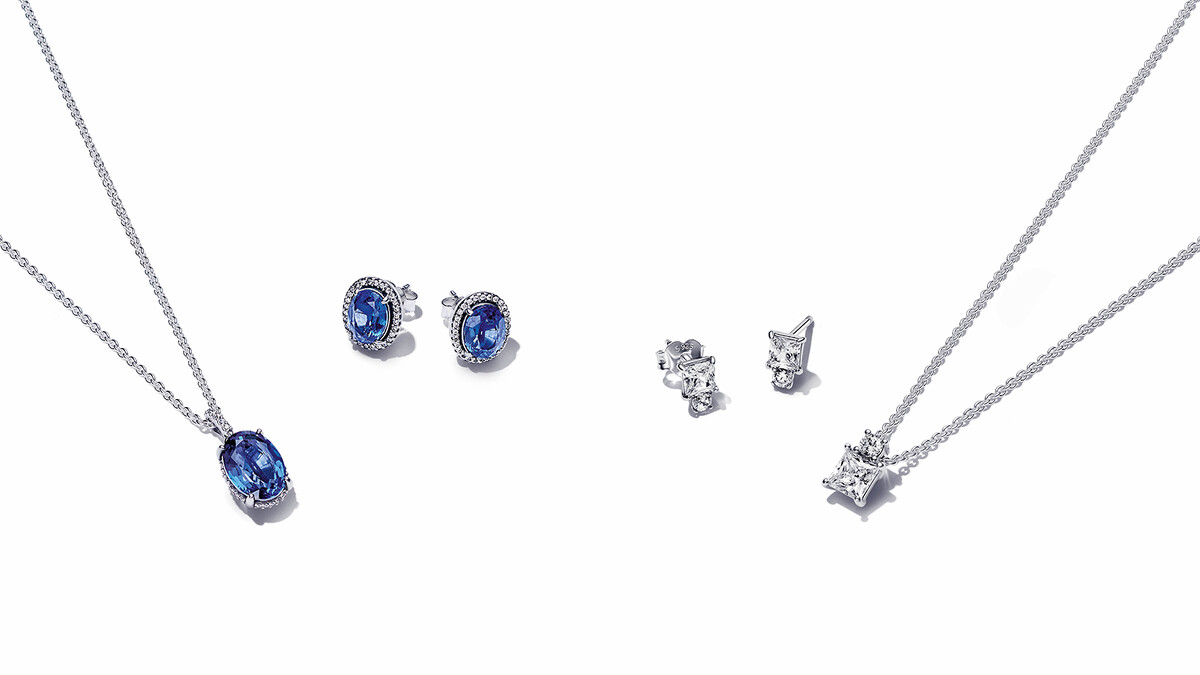 湛藍寶石項鏈耳環套組NT5,980 (原價NT7,360)、璀璨寶石項鏈耳環套組NT3,980 (原價NT5,360)。