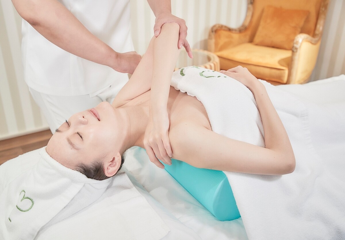 東森自然美養生五行經絡課程中使用瑜珈滾輪在肌肉上來回滾動按摩，幫助筋膜放鬆，舒緩疲憊。