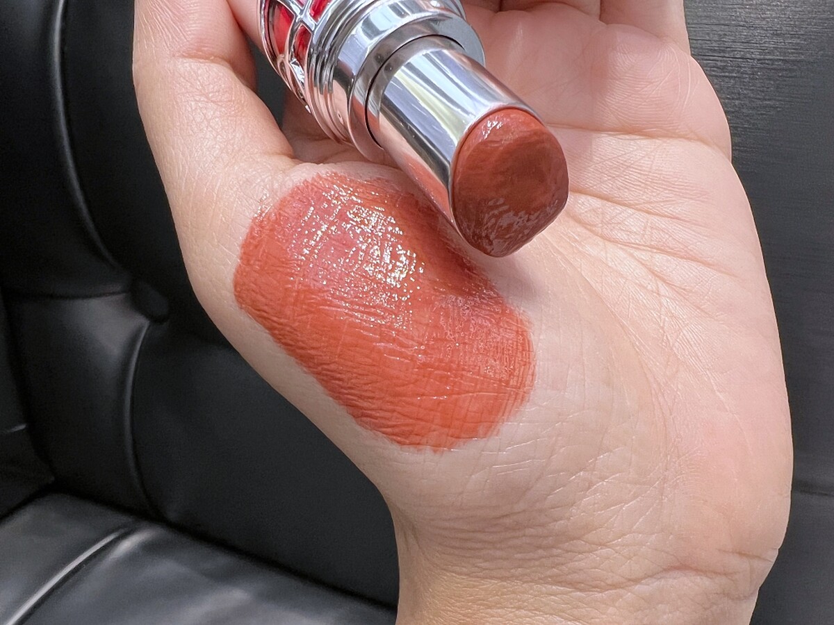 YSL情挑誘吻晶亮蜜唇膏(#4動心橙果)試色。