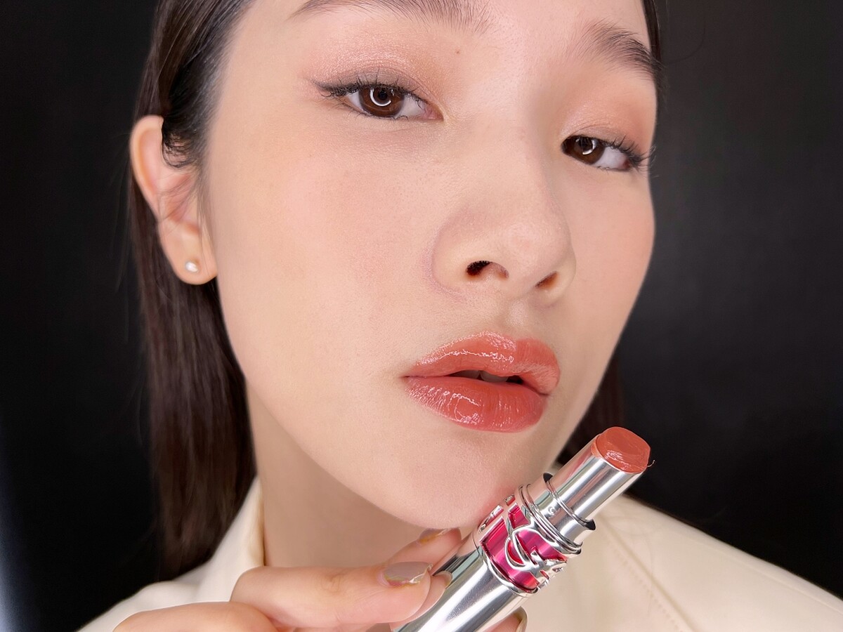 YSL情挑誘吻晶亮蜜唇膏(#4動心橙果)實擦。