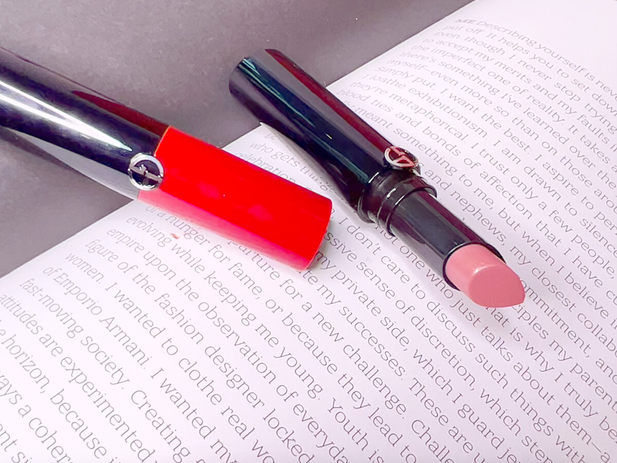 Giorgio Armani奢華絲緞訂製唇膏特製精準水滴切面的「直覺式」唇膏設計，輕鬆描繪出精確的唇部輪廓。