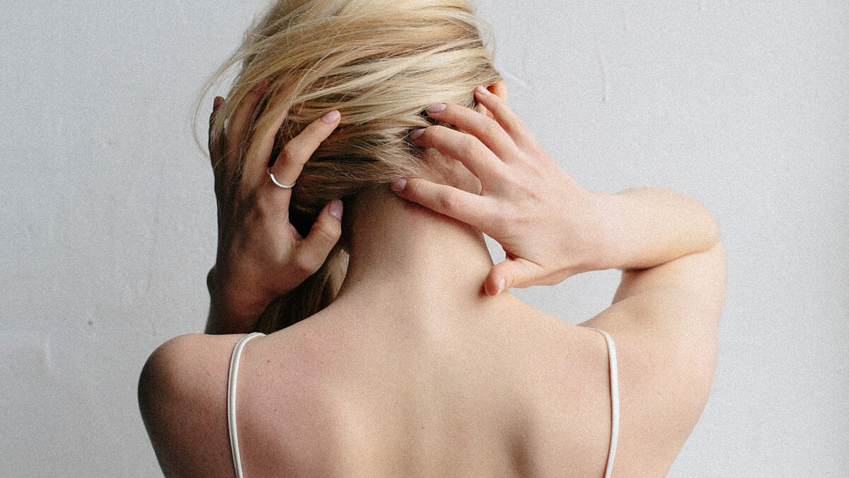 揉揉肩按按頸，肩頸還是僵硬不適？日本中西醫專家列舉20種常見疼痛，透過按摩/伸展/放鬆，親授73組對症解痛手法！