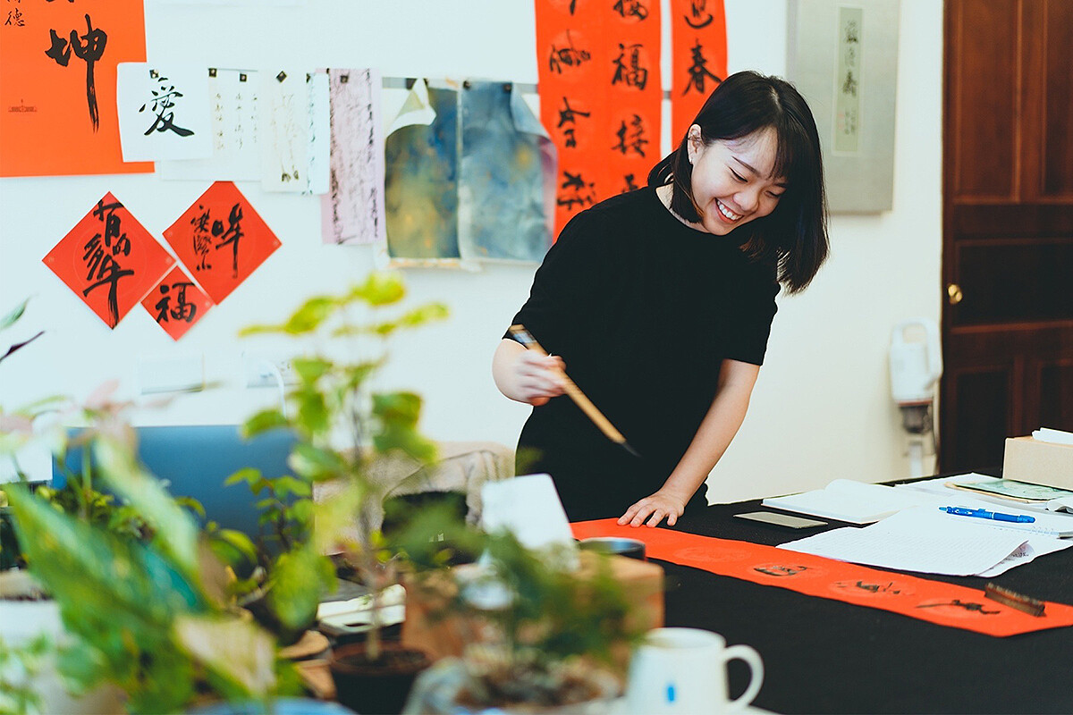 書法家&mdash;「蔽語齋」主理人王意淳將在一年之初於現場揮毫（圖片提供／蔽語齋 The shelter）。