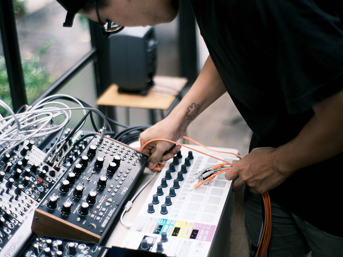 嘉義的音樂藝術家Nick Tsai 進行現場音樂演出（圖片提供／Nick Tsai）。