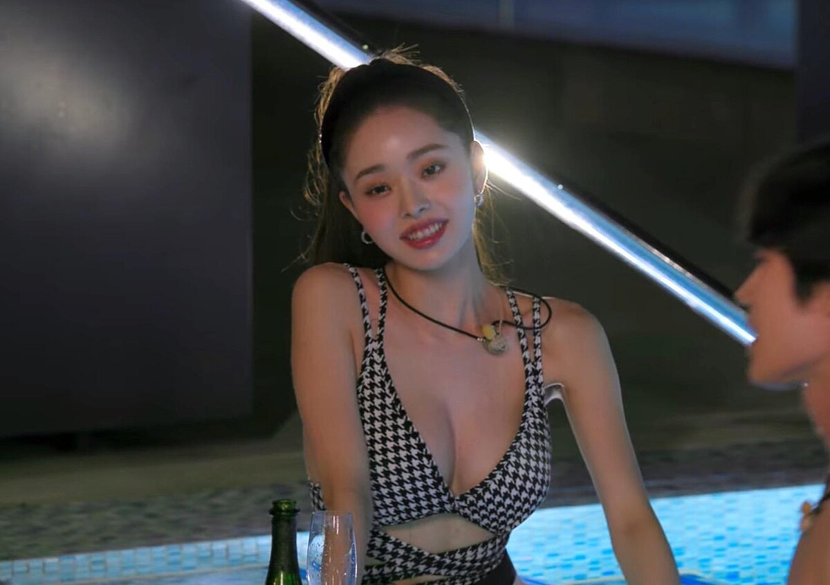 宋智雅 游泳池千鳥紋泳裝