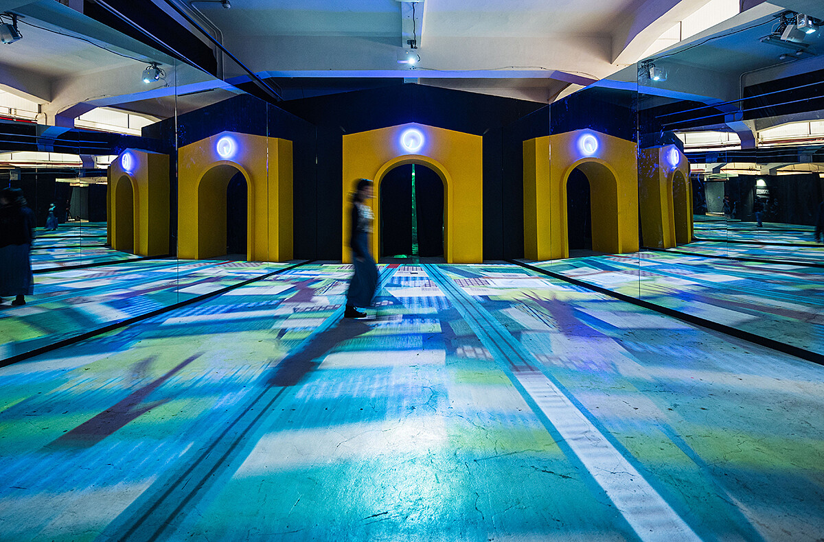 結合嘉義「大通」的概念，同為嘉義高中美術班校友的印花樂與拾荒文化影像打造嘉義車站的流動感。