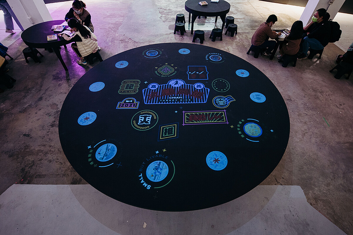 觀眾繪製完成後的作品，將即時投影於「小得剛剛好」展區正中央的圓形餐桌。