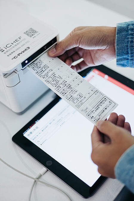 如同用餐完結帳的生活日常，本區讓觀眾填寫什麼是心中的剛剛好的城市，並帶回一張專屬的 iCHEF 結帳單。