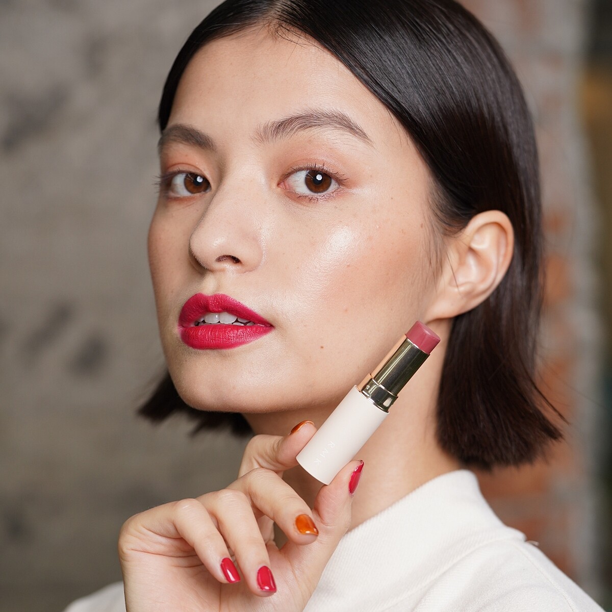 RMK 2022春妝中全新登場的眼頰多采棒，有腮紅、打亮和眼影三種用途。