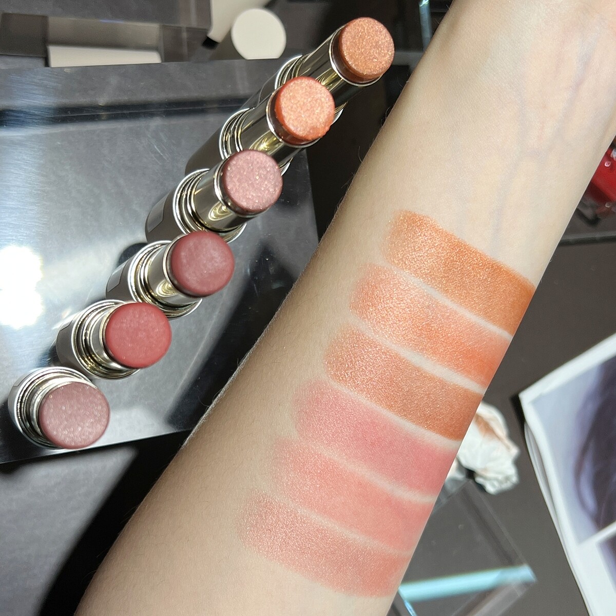 RMK 2022春妝眼頰多采棒(由上而下為06~01)手部試色。