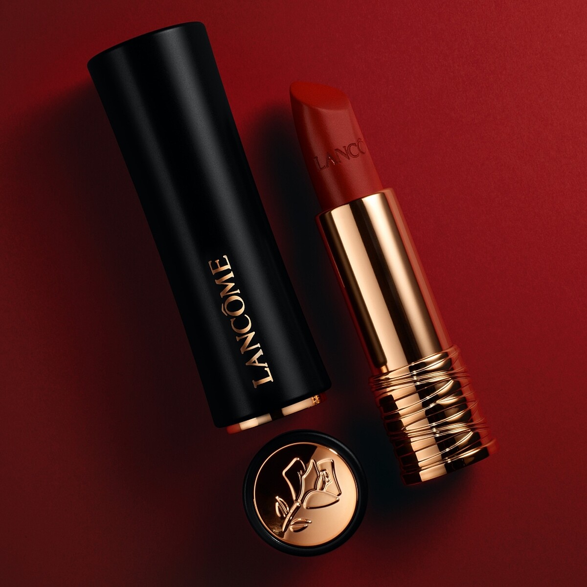 LANCOME蘭蔻2022年全新升級的L'Absolu Rouge絕對完美唇膏系列，因為管身從以前的直線變成時髦的曲線，暱稱「小蠻腰唇膏」。