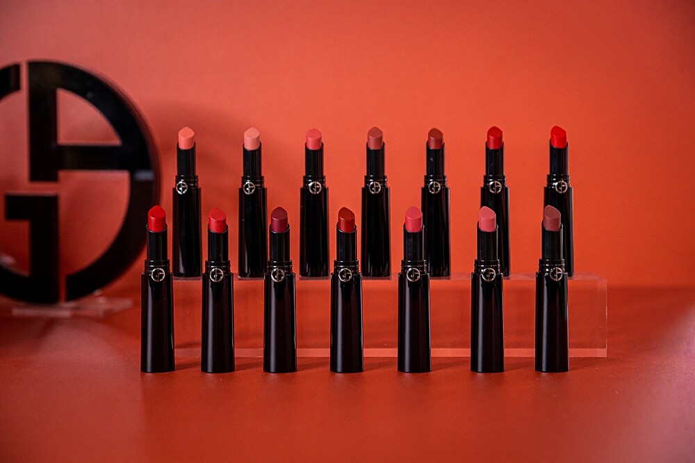 Giorgio Armani 2022年奢華絲緞訂製唇膏Lip Power突破唇膏質地極限，全新14色一抹雙唇，喚醒無限可能。