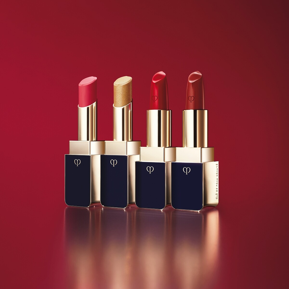 肌膚之鑰奢潤唇膏系列四種質地，(左起)聚光、金燦、霧絨、經典。