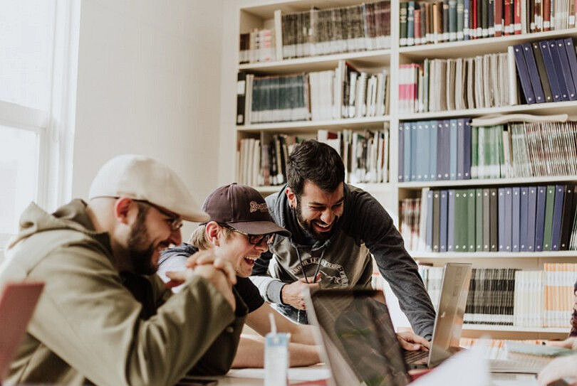 幽默的人容易得到信任？來自史丹佛最熱門的「幽默課」