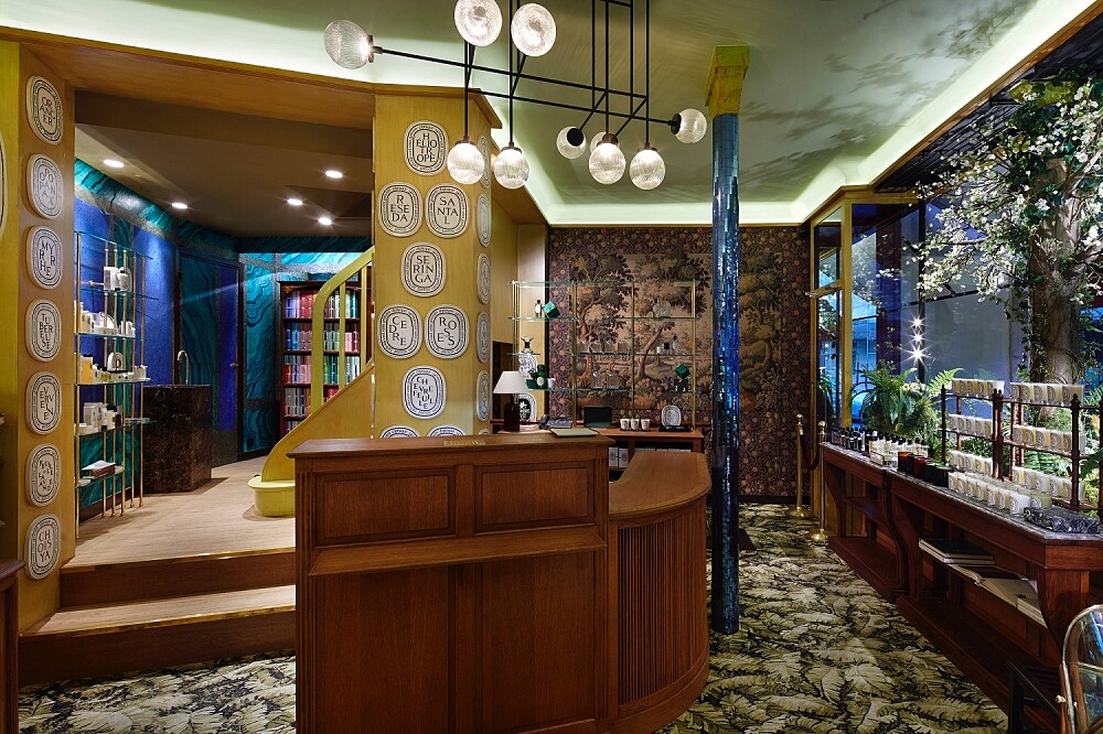 diptyque巴黎聖日耳曼大道34號總店，店內還保留著Orphéon酒吧的藍色柱子。