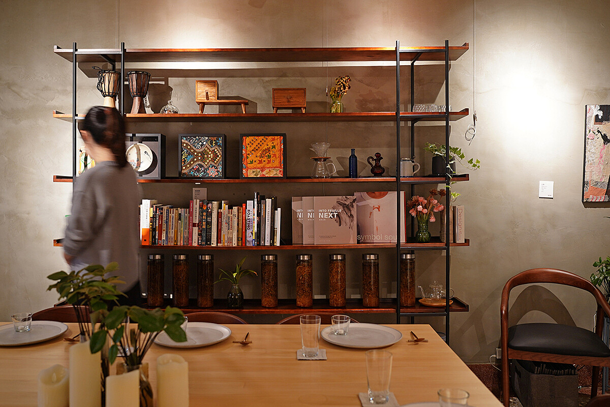 位於台中市中心,為透天老宅,二樓也有用餐空間。