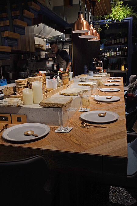 此為一樓鄰近廚房的吧台座位區。