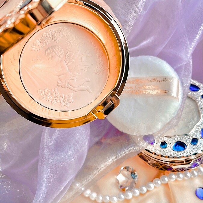 Kanebo佳麗寶米蘭絕色蜜粉餅2022年主題「祈願幸福」，以守護天使的使命保護每一個人，珍惜善良的心。