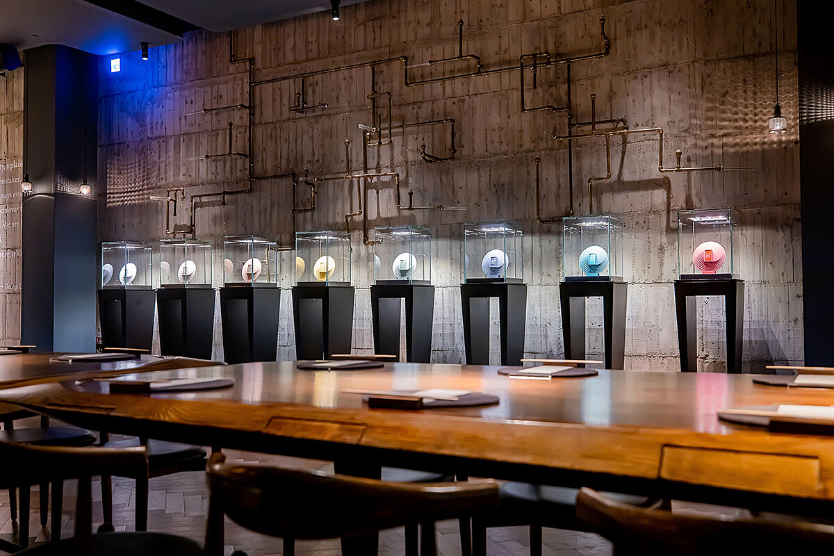 全球限量八顆 Origin NFT 的手工設計收藏盤及活動現場。