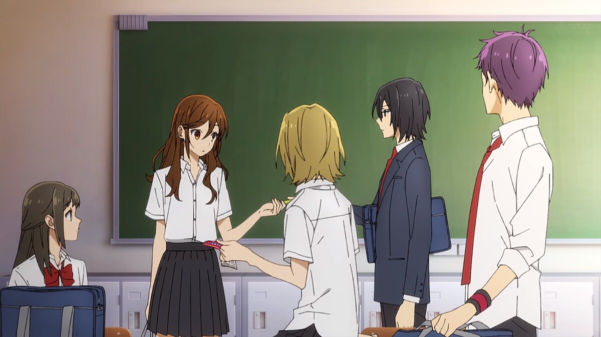 ▲▼《堀與宮村》兩人外表落差甚大，校內和校外的打扮完全是不同人！（圖／Netflix）