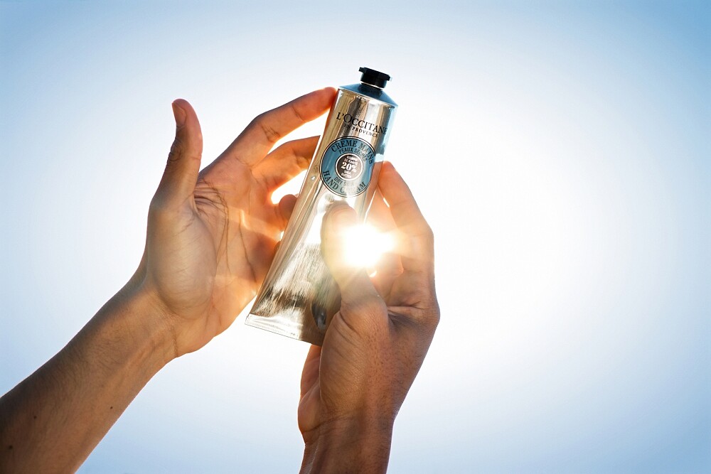 L&rsquo;OCCITANE歐舒丹乳油木護手霜情境圖。