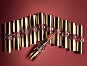 YSL情挑誘光水唇膏2022年形象圖。