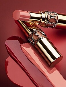 YSL情挑誘光水唇膏2022年形象圖。