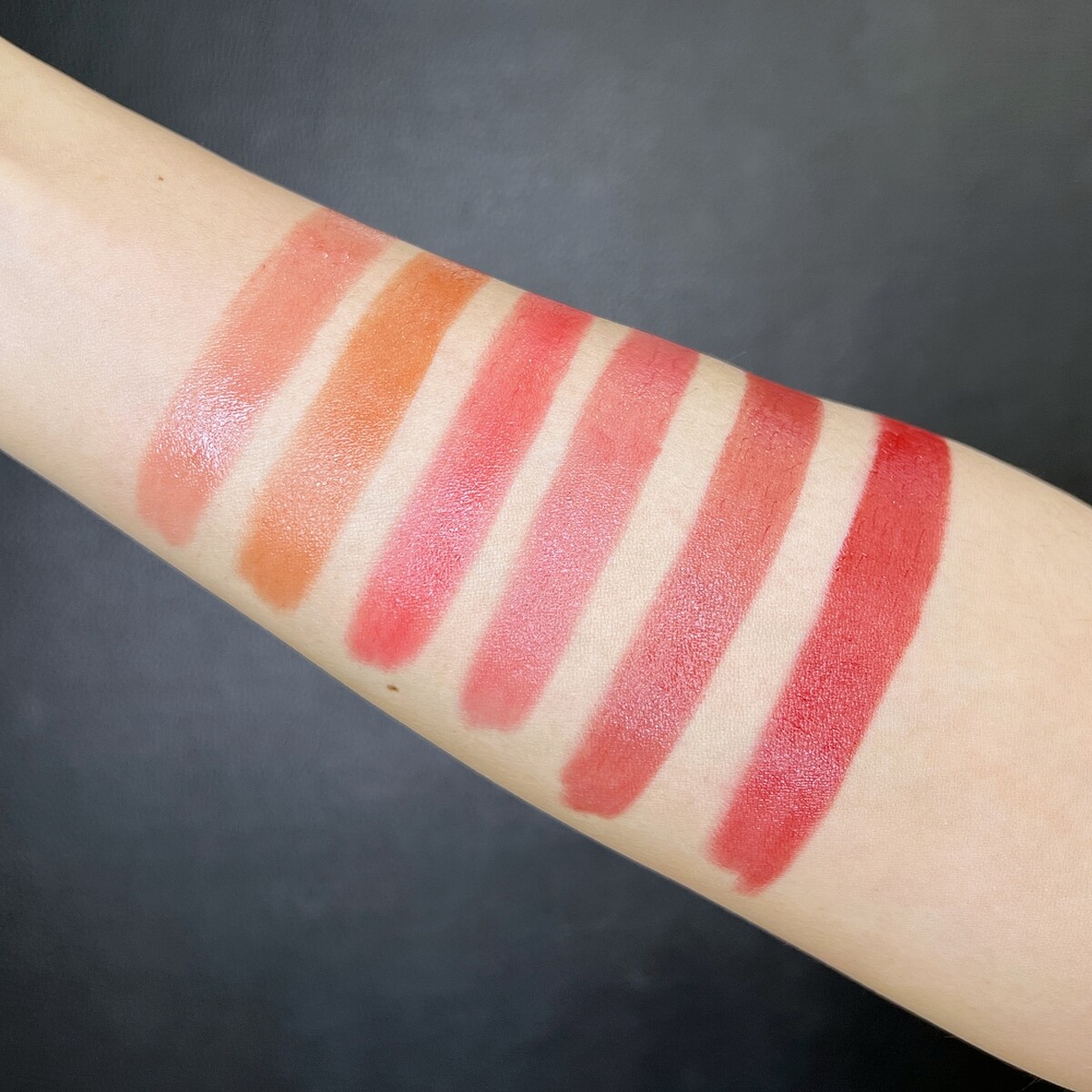 YSL情挑誘光水唇膏2022新色手部試色，左起為#150、#151、#152、#153、#154、#155。