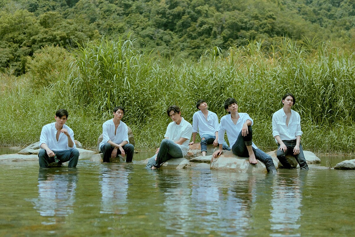 《微波爐男孩的假期》六名團員挑戰拍攝野外時尚大片，左起為李齊、羅德弘、石知田、張睿家、林子閎、楊宇騰YU