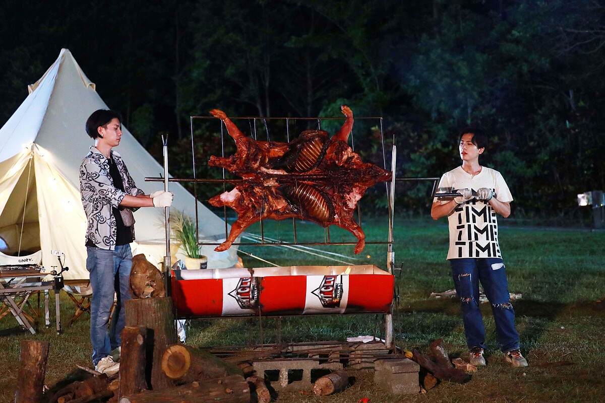 《微波爐男孩的假期》石知田（右）、楊宇騰YU賣力烤乳豬