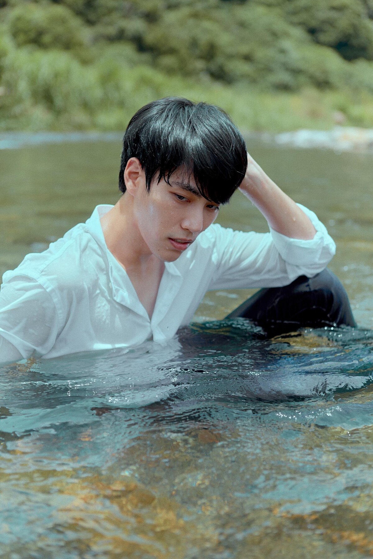 《微波爐男孩的假期》林子閎下水拍時尚濕身照，玩興大開