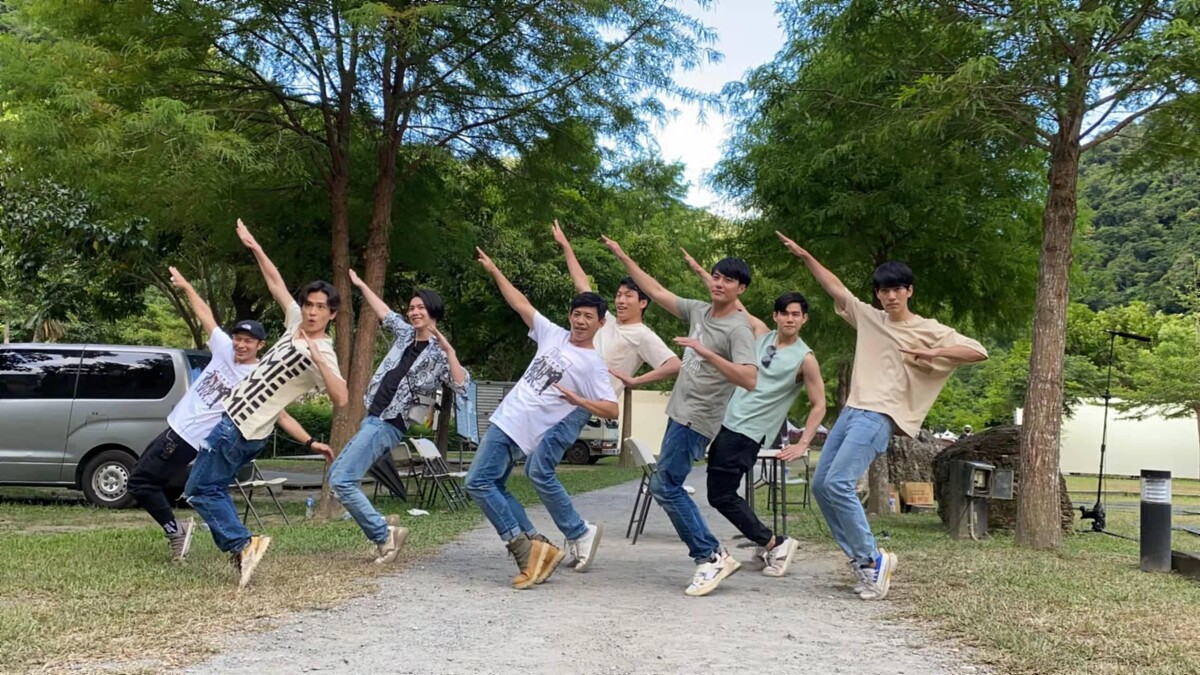 《微波爐男孩的假期》WBL影集導演姜瑞智（左4）驚喜現身露營場，左起為影集攝影師瑞克、演員石知田、楊宇騰YU、羅德弘、張睿家、李齊、林子閎