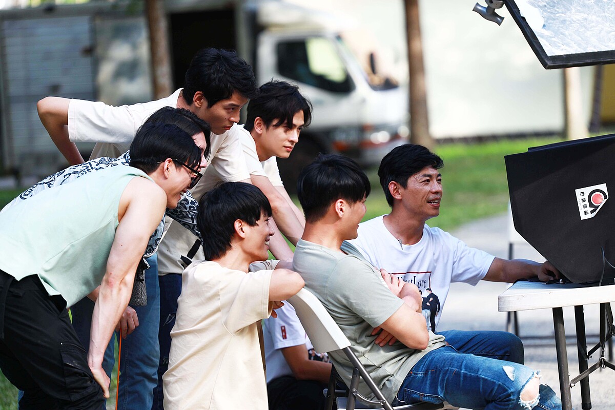 《微波爐男孩的假期》WBL影集導演姜瑞智（右）激發李齊（左起）、楊宇騰YU、羅德弘、林子閎、石知田、張睿家的搞笑潛能