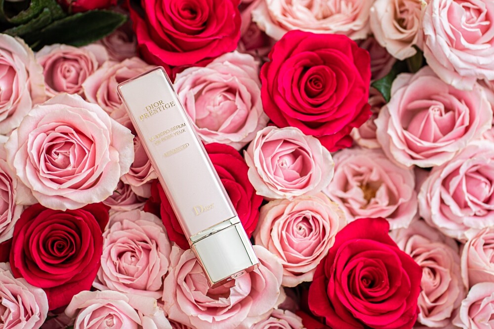 DIOR迪奧精萃再生玫瑰微導眼凝萃情境圖。