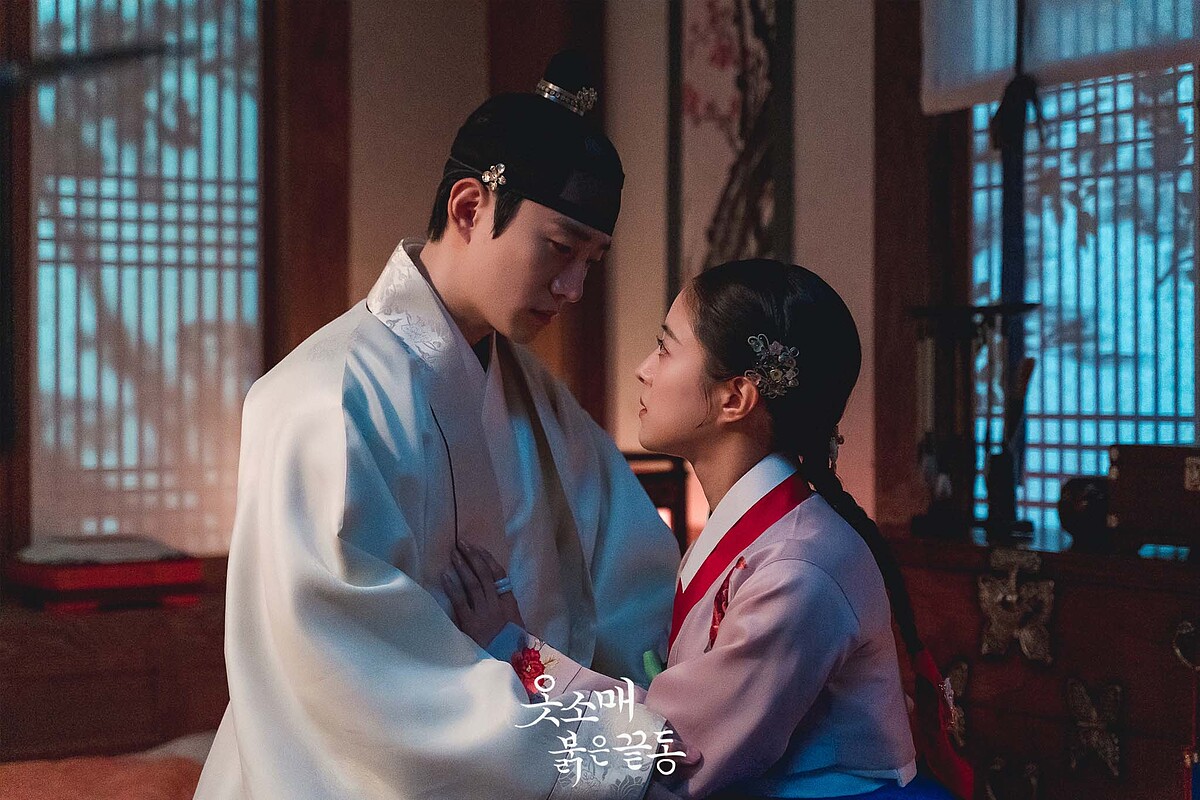 衣袖紅鑲邊終於等到 兩人圓房