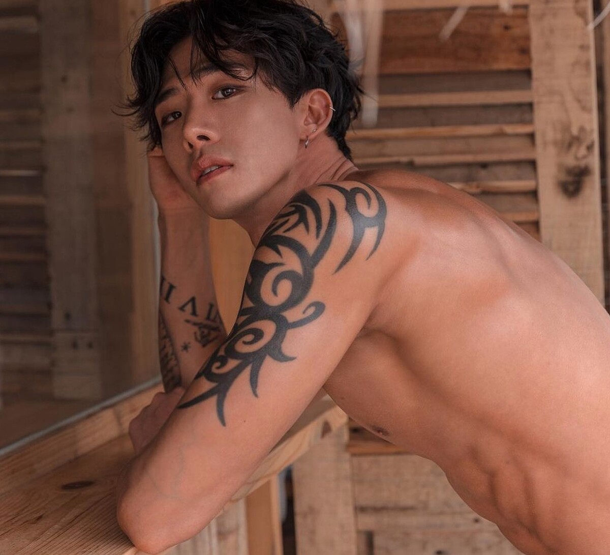 車炫承手臂刺青明顯