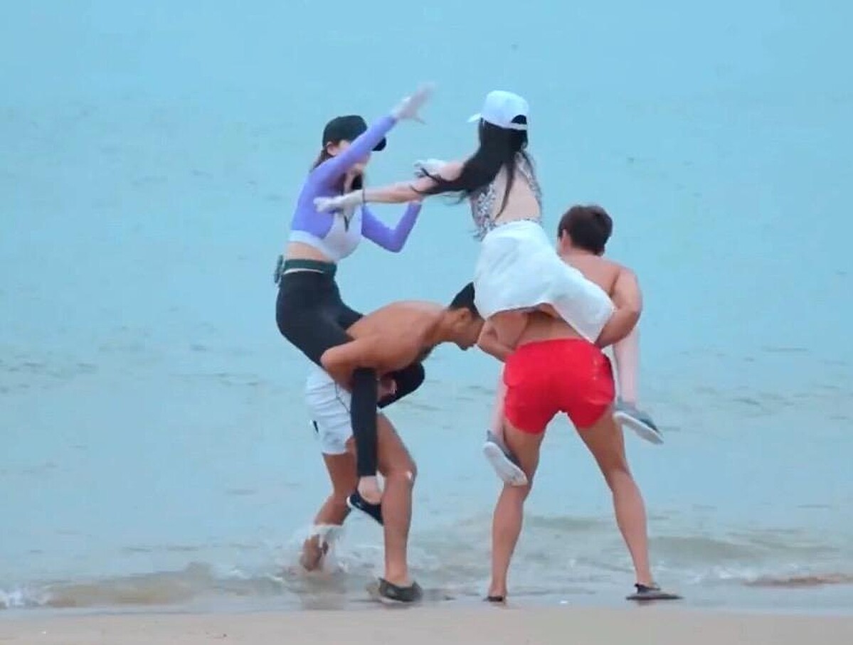 女成員互搶帽子競賽