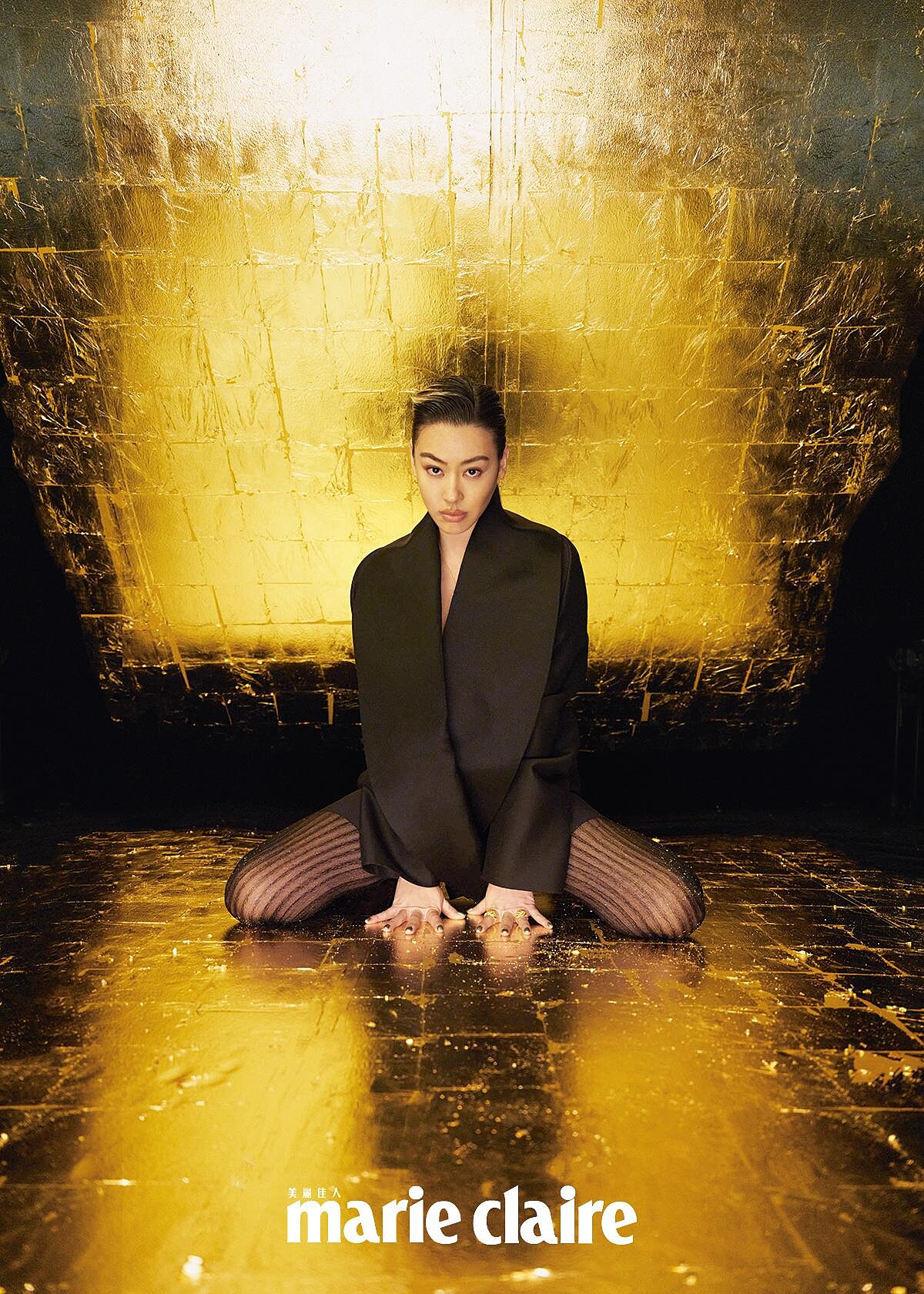 黑色外套，Loewe；黑色褲襪，Prada。金羽鳳凰系列吊墜、手環、耳環、戒指，all by Just Gold。