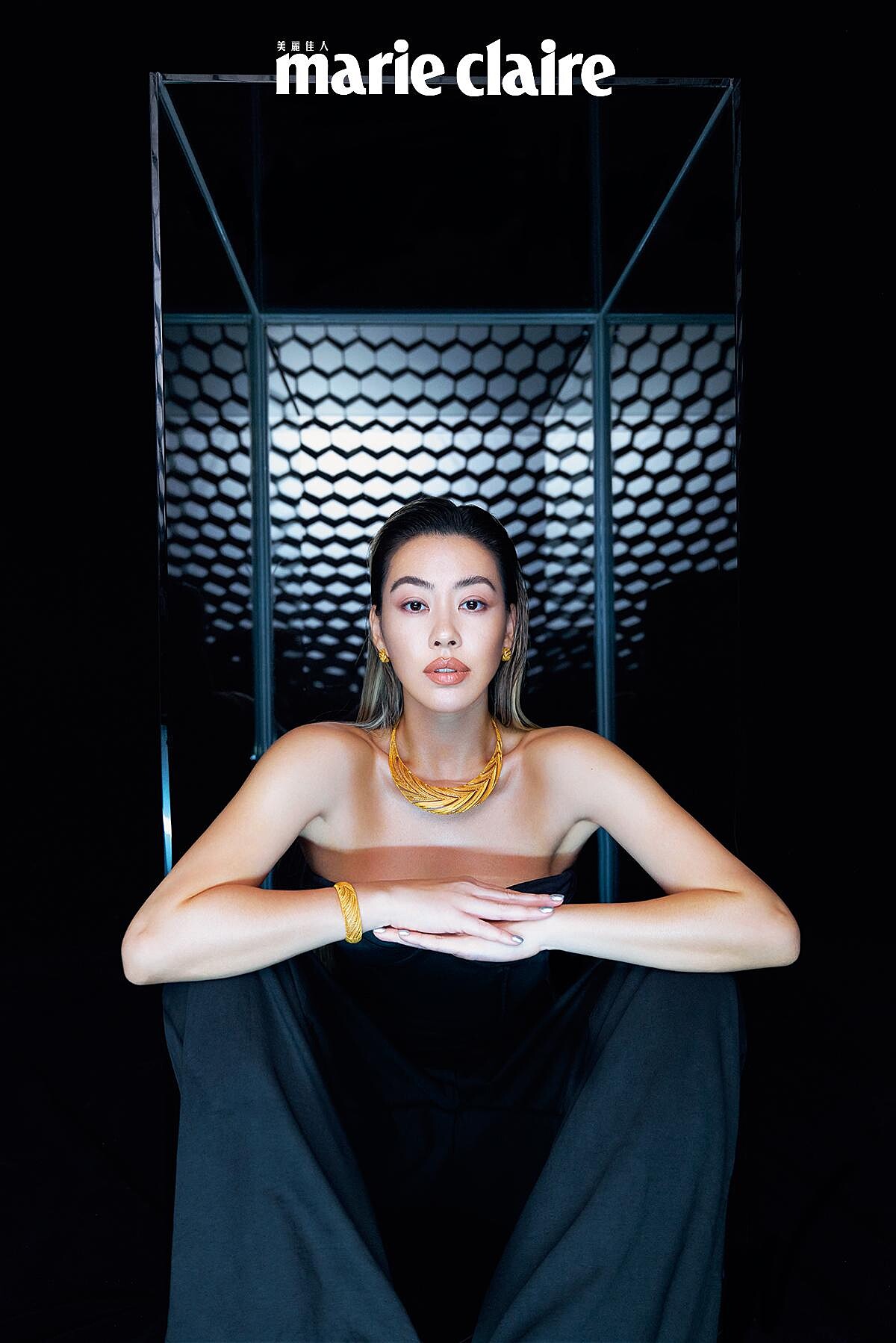 馬甲上衣、寬版長褲，both by Balenciaga。金羽鳳凰系列項鍊、手環、戒指、耳環，all by Just Gold。