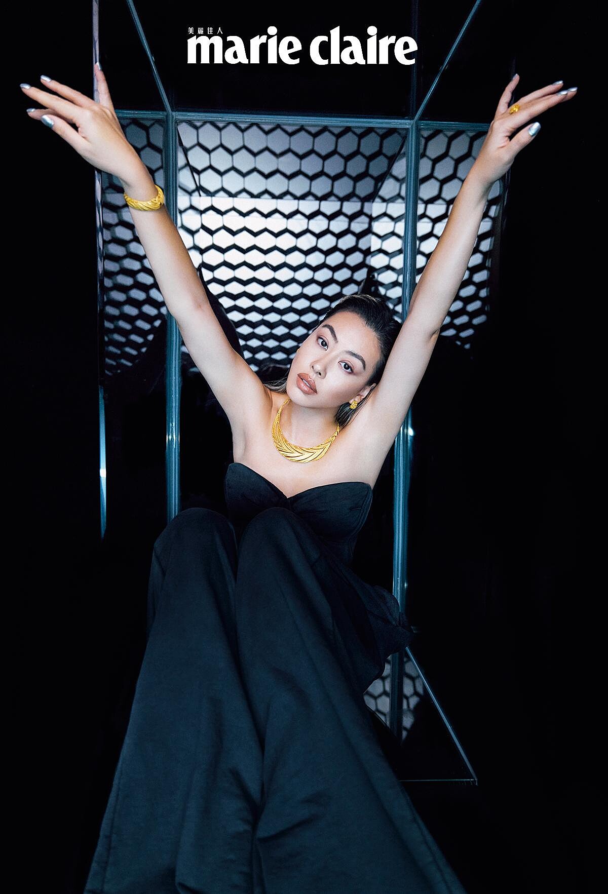 馬甲上衣、寬版長褲，both by Balenciaga。金羽鳳凰系列項鍊、手環、戒指、耳環，all by Just Gold。